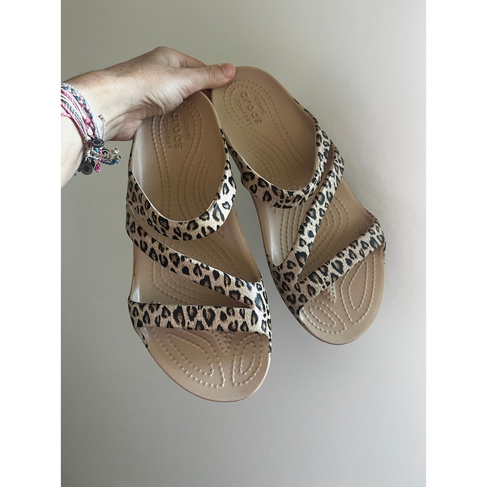 Crocs Swiftwater Leopard Print Strappy Sandals sz 7 Slides Comfort Shoes Travel